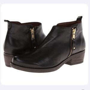 Eric Michael Black London Ankle booties. Size 39. NWT.